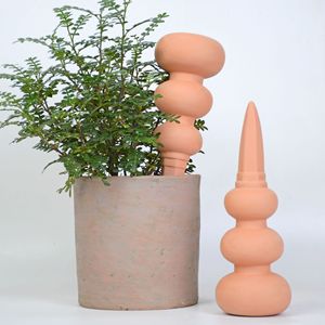 Dispositif d'arrosage automatique <span class=keywords><strong>en</strong></span> céramique à pointes <span class=keywords><strong>en</strong></span> argile <span class=keywords><strong>terre</strong></span> <span class=keywords><strong>cuite</strong></span> pour gourde conçu sur mesure pour les plantes <span class=keywords><strong>en</strong></span> pot de bureau - Product Image 1