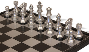 Juego de Ajedrez Magnético Plegable con Piezas Detalladas en Oro y Plata, Tablero Metálico Impreso, Ecológico y Portátil para Viajes - Product Image 4