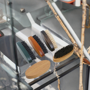 Brosse à raser en gros personnalisée avec anneau rond, manche en résine et bambou, poils de cheval et de sanglier pour hommes - Product Image 3
