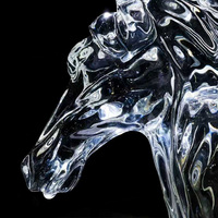 Sculpture de tête de cheval en résine transparente de luxe, aspect cristal clair, décoration de hall d'hôtel, statue d'animal d'art moderne