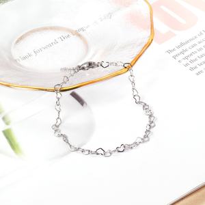 Bracelet jonc minimaliste en acier inoxydable plaqué or PVD 18 carats avec fermoir, motif cœur évidé, pour femme - Vente en gros - Product Image 3