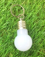 Mini lampe LED porte-clés, porte-clés créatif en plastique à changement de couleur avec lumière blanche et RVB pour cadeaux promotionnels