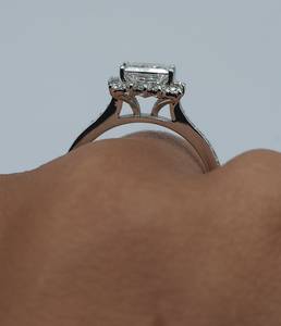 Anillo de Compromiso con Halo de Diamantes de Corte Princesa Cultivados en Laboratorio de 1.63 Ct, Oro de 14K con Baño de Rodio, Certificado IGI - Product Image 6
