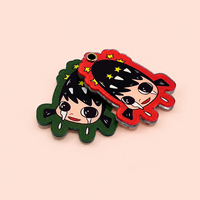 Pendentif en acrylique en gros avec motif de fille pleureuse mignonne, bordure verte et trou de suspension pour fournisseurs de breloques de sac