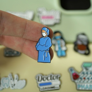 कस्टम डॉक्टर नर्स चिकित्सा उपकरण लोगो एनमेल पिन स्टिकर आधुनिक डिजाइन के साथ - Product Image 4