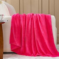 Couverture en polaire de flanelle soyeuse rose vif toutes saisons de qualité supérieure Style coréen Jeté doux matelassé pour un usage domestique avec motif rayé