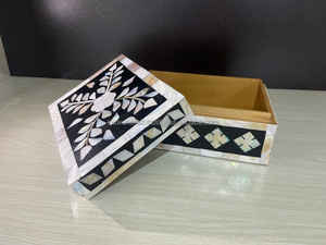 Caja de joyería con incrustaciones de resina y hueso, caja de almacenamiento de anillo rectangular sostenible impresa, cartón envuelto para regalo - Product Image 3