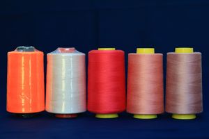 Độ bền cao 100% Spun màu Polyester chỉ khâu 40/2 5000y nhuộm mẫu với độ bền kéo tuyệt vời cho hàng may mặc - Product Image 3