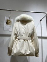 Veste d'hiver élégante et respirante pour femmes, respectueuse de l'environnement, col en fourrure de renard, taille cintrée, polyester, style élégant, blanc canard