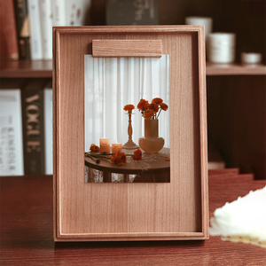 Cornice Portafoto Magnetica in Legno di Ciliegio Fatta a Mano con Incisioni Ornamenti Personalizzati Fai-da-Te Espositore in Legno Massiccio Creativo e Semplice - Product Image 1