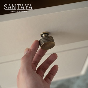 Poignées Santaya en laiton massif bronze antique, à longues poignées en T côtelées pour armoires de chambre et tiroirs de cuisine - Product Image 6