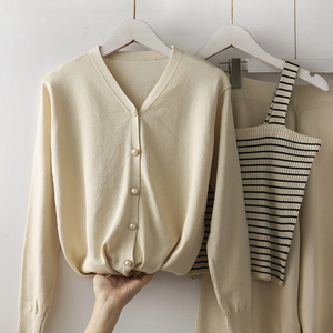 Completo da <span class=keywords><strong>Donna</strong></span> Tre Pezzi: Giacca Lavorata a Maglia con Scollo a V e Bretelle a Righe, Pantaloni a Vita Alta a Gamba Larga - Collezione Autunno 2025 (Vendita all'Ingrosso) - Product Image 2