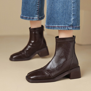 Botines con superficie texturizada, cremallera trasera y tacón de bloque, ideales para looks vintage casuales y sesiones de fotos en el barrio. - Product Image 1