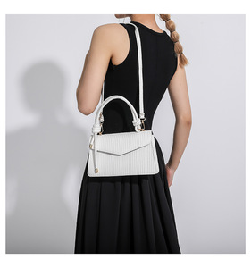 กระเป๋าผู้หญิงดีไซน์เฉพาะตัว รุ่นใหม่ สไตล์หรูหรา แฟชั่นทันสมัย สะพายไหล่เดียว ทรงสี่เหลี่ยมเล็ก - Product Image 5