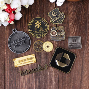 Nhà Sản Xuất Tùy Chỉnh Chai Rượu Vang Bao Bì Bên Ngoài Thương Hiệu Logo Lõm Llồi Dập Nhãn Rượu Vang Nhãn Nhôm Thương Hiệu - Product Image 2