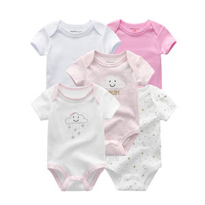 طقم هدايا للمواليد الجدد من 5 قطع بتصميم عصري مخطط، ملابس للأولاد من 0-12 شهرًا، ملابس صيفية قطنية، بدلات قصيرة، صديري، وجمبسوت في عبوة من 5 قطع - Product Image 2