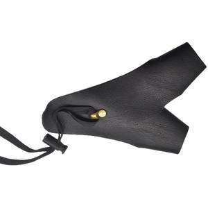 Protector de mano de cuero para tiro con arco, color marrón y negro, protección unisex para tiro con arco tradicional y recurvo con diseño antideslizante - Product Image 3