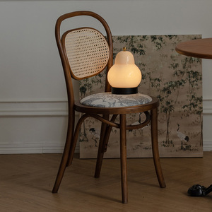 Chaise de salle à manger en bois massif, design vintage avec dossier en rotin, pour usage domestique - Product Image 1