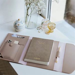 ปกหนังสือพรีเมียมหนัง PU พร้อมโลโก้สั่งทำพิเศษ ช่องใส่โทรศัพท์ ช่องใส่บัตรอเนกประสงค์ ซองใส่พระคัมภีร์/สมุดบันทึก ของขวัญต้อนรับ - Product Image 4