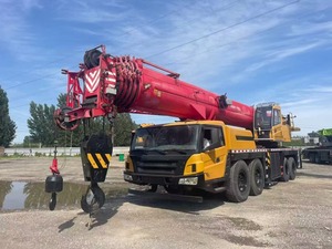 Grúa sobre orugas móvil usada de 25, 50, 70, 80 y 100 toneladas, de construcción china, con pluma roja y cabina amarilla para elevación de cargas pesadas. - Product Image 1
