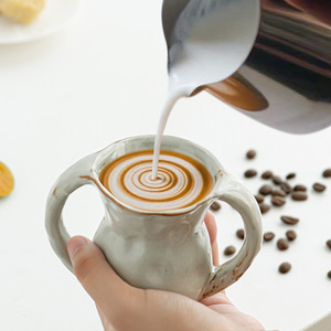 แก้วมัคเซรามิคสองหูจับดีไซน์สร้างสรรค์ แก้วกาแฟเซรามิคสไตล์เรโทร แก้วเซรามิคสำหรับลาเต้อาร์ต - Product Image 3