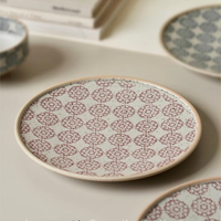 Assiette ronde artisanale sous glaçure avec motif d'hortensia. Assiette vintage rouge rouillé, bleue et blanche pour le petit-déjeuner/le dîner, importée
