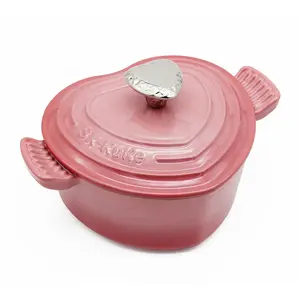 Vente en gros 2023 Nouveau revêtement émaillé rose fleur de cerisier Batterie de cuisine Logo personnalisé Casserole en forme de coeur en fonte avec bouton en forme de coeur