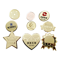 Badges personnalisés en métal OEM en acier inoxydable, impression UV, gravure laser, électroplaqué or 24 carats, décorés de strass, réfléchissants
