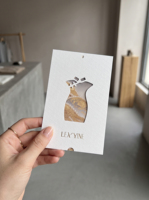 Étiquettes suspendues personnalisées de luxe imperméables pour vêtements, avec logo en feuille d'or, fond gaufré, code-barres et découpe sur mesure pour marques de mode