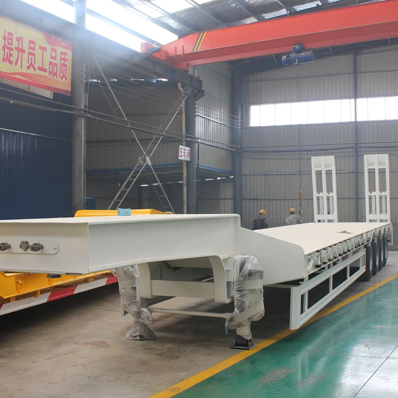chinese trucks low flatbed trailer with crane for tractor