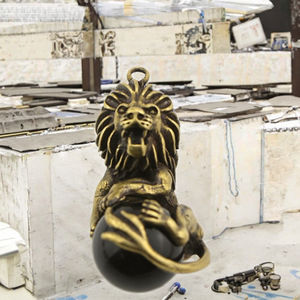 Llavero Colgante de León de Latón Bañado en Oro con Grabado y Técnica de Fundición, Temática Animal, Decoración Coleccionable de Navidad - Product Image 3