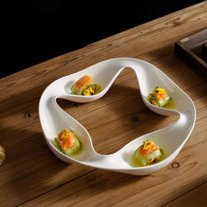 <span class=keywords><strong>Assiette</strong></span> de service en céramique moderne à quatre compartiments, plat à apéritif ondulé pour la restauration fine et les événements traiteur - Product Image 1