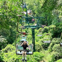 Funiculaire panoramique pour 2 personnes avec chaise à fixation fixe dans les zones touristiques et scéniques