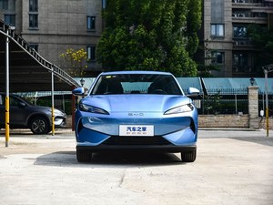 Sedán Eléctrico BYD E7 Blanco, 520 Smart Drive, Batería de 57.6kWh, 136ps, Vehículo de Pasajeros para Desplazamientos Diarios - Product Image 1
