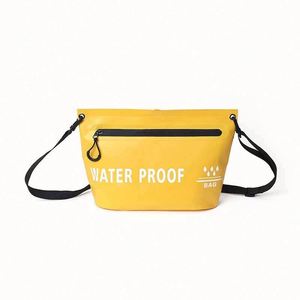 Sac de toilette étanche en PVC pour voyage en extérieur avec bandoulière, fermeture éclair et design vertical pour maquillage et natation - Product Image 6