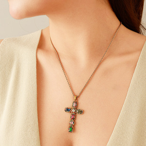 Collier avec pendentif croix plaqué or 18 carats, pierres colorées, style européen, réglable, bijoux cadeau - Product Image 2