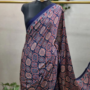 Sari de crepé de satén Ajrakh azul para mujer, ropa informal ligera con estampado étnico de secado rápido para fiesta de boda - Product Image 1