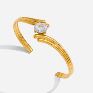 Brazalete abierto chapado en oro con cristales engastados en forma de garra para mujer, uso diario. - Product Image 1