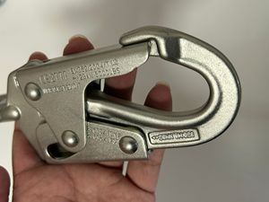 Mousqueton standard ANSI <span class=keywords><strong>de</strong></span> haute qualité pour les sites <span class=keywords><strong>de</strong></span> construction et d'exploitation minière 25kN forgé Protection contre les chutes Double épaule ceinture - Product Image 6