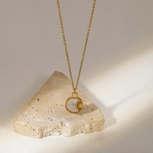 Collana con ciondolo rotondo a forma di luna con conchiglia bianca e catena in acciaio inossidabile placcato oro 18 carati minimalista di lusso per le donne - Product Image 1