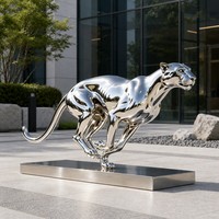 Statue de léopard en métal sur mesure « Reflective Speed » avec pose dynamique de course, sculptures extérieures en acier inoxydable