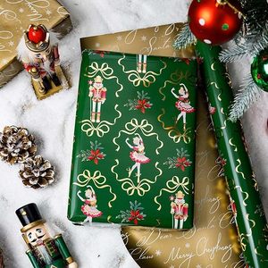 Papier cadeau de Noël vert et or, papier cadeau double face, motif casse-noisette danseur de ballet, papier cadeau doré - Product Image 1