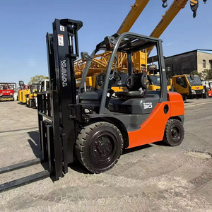Montacargas Usado T-O-Y-O-T-A TCM KOMATSU de 3/5/7/8/10 Toneladas, Motor Diésel Japonés, Apilador con Mástil de 3 Etapas y Desplazamiento Lateral - Product Image 1