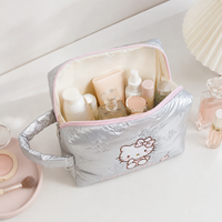 Pochette de toilette matelassée argentée avec logo personnalisé pour femmes, grande capacité, portable, organiseur de maquillage de voyage