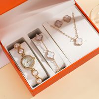 Montre de luxe pour femme en acier titane blanc, bracelet en perles, bijou trèfle à quatre feuilles inaltérable, cadeau fait main exquis