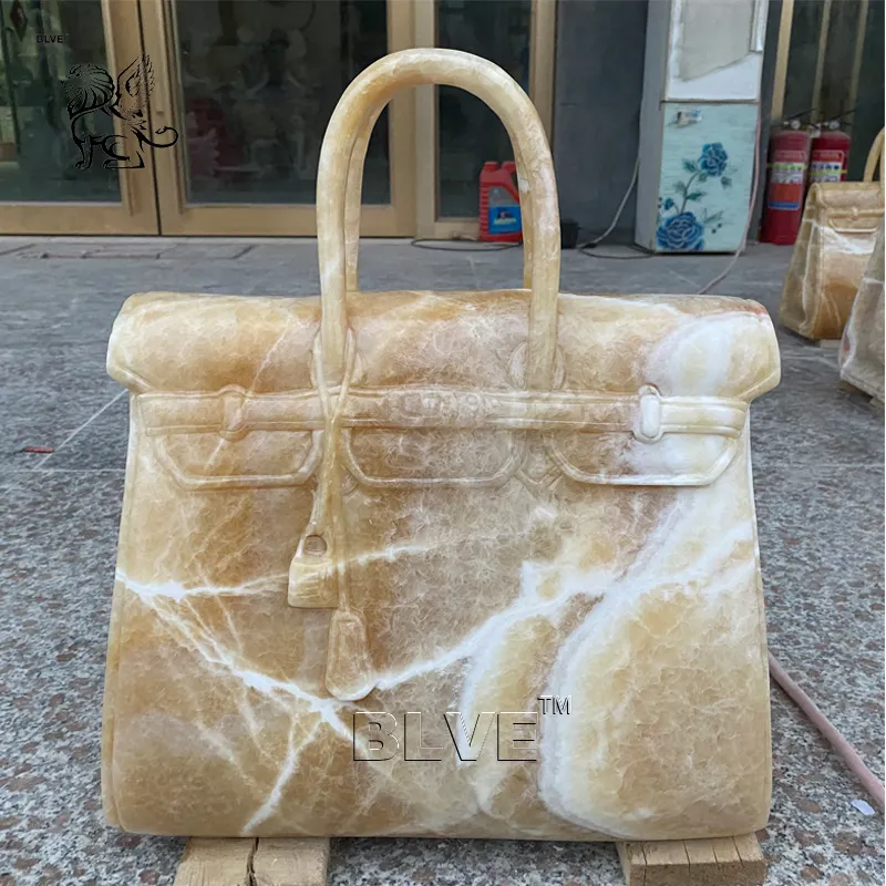 BLVE centre commercial comptoir luxe décoration grandeur nature célèbre marque sac à main pierre Statues Beige marbre sac Sculpture