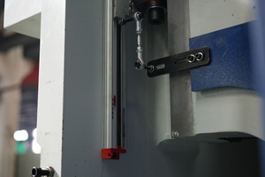 Presse plieuse hydraulique CNC série MYT 2500 mm 63T rouge et blanc pour tôles avec <span class=keywords><strong>DELEM</strong></span> <span class=keywords><strong>DA</strong></span> <span class=keywords><strong>58T</strong></span> - Product Image 6