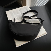 Sac à bandoulière décontracté en nylon souple personnalisé pour croissant de lune sacs à bandoulière pour femmes sac à bandoulière croisé en croissant à la mode pour femmes