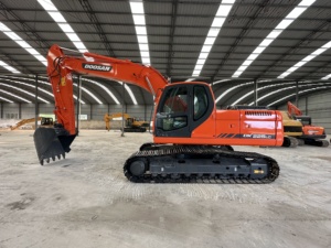 รถขุดตีนตะขาบ Doosan DX225LC มือสอง นำเข้าจากเกาหลี น้ำหนัก 21.5 ตัน ความจุบุ้งกี๋ 1.4 เมตร สำหรับงานก่อสร้างและขนย้ายดินในเขตเทศบาล - Product Image 1