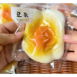 Divertido Juguete de Plástico Líquido con Forma de Leche de Soya: Juguete Antiestrés de Alta Estética - Product Image 6